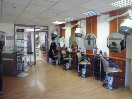 Kapsalon Anjilero is de kapsalon voor het hele gezin! Wij helpen klanten van jong tot oud en van dames tot heren. Wij bieden de klanten 100% gerichte service en kwaliteit Wij zijn altijd op de hoogte van de laatste trends en de laatste nieuwtjes op ons va